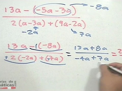 Simplificar el cociente de expresiones algebraicas con paréntesis