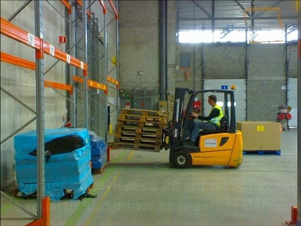 Gerbage d une palette avec un chariot catégorie 3 lors de la formation puis du test caces cariste