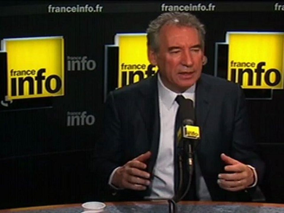 Ralliements Hollande: Bayrou ironise sur la "tr...