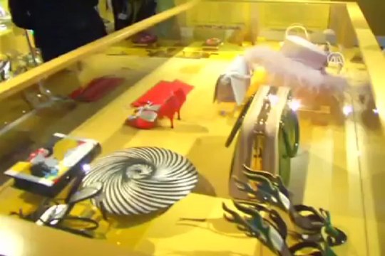 Çantasını hediye etti