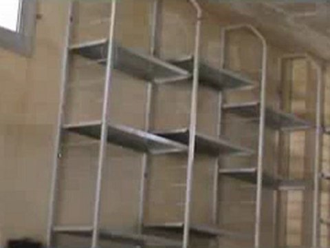 فري برس حلب عندان جنود الاسد يسرقون المحلات التجارية كما عودهم الاسد اللص Aleppo