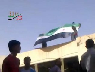 فري برس ديرالزور  رفع علم الاستقلال على المعهد الصناعي بديرالزور 18 4 2012 DeerALzoor