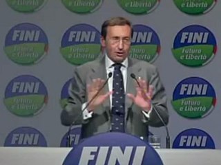 Fini - Berlusconi si dimetta