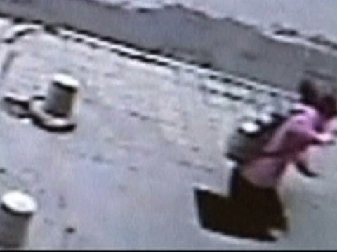 ZAPPING ACTU DU 25/04/2012 - Chine : Elle tombe dans un trou en marchant sur un trottoir !