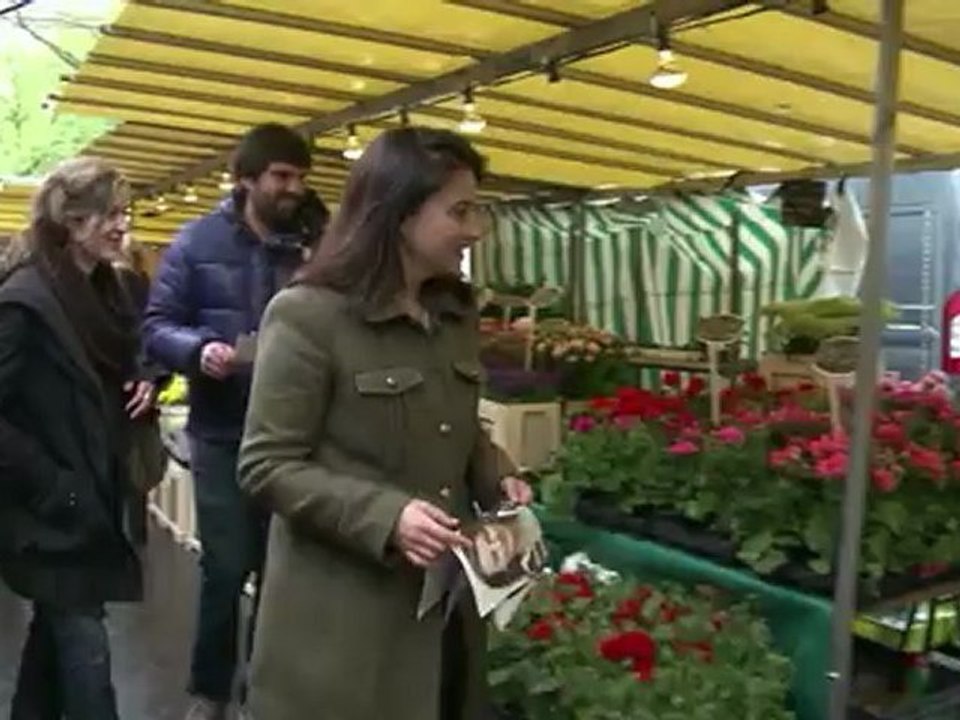 Cécile Duflot (EELV) tracte à Paris pour François Hollande