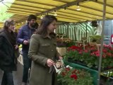 Cécile Duflot (EELV) tracte à Paris pour François Hollande