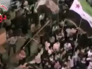 فري برس ريف دمشق دوما طفلة تغني أغنية القاشوش في مدينة دوما 18 4 2012 Damascus