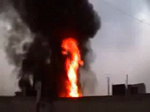 فري برس حمص جورة الشياح اشتعال منزل جراء القصف 18 4 2012 Homs