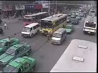 Il joue à Frogger IRL : accident de la route