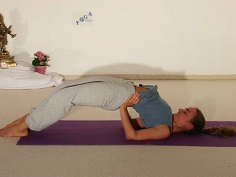 Yogavorführung: Vom Schulterstand in die Brücke