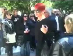 O Πασχάλης Τερζής στην κηδεία του Δημήτρη Μητροπάνου