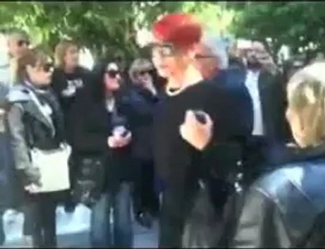 O Πασχάλης Τερζής στην κηδεία του Δημήτρη Μητροπάνου