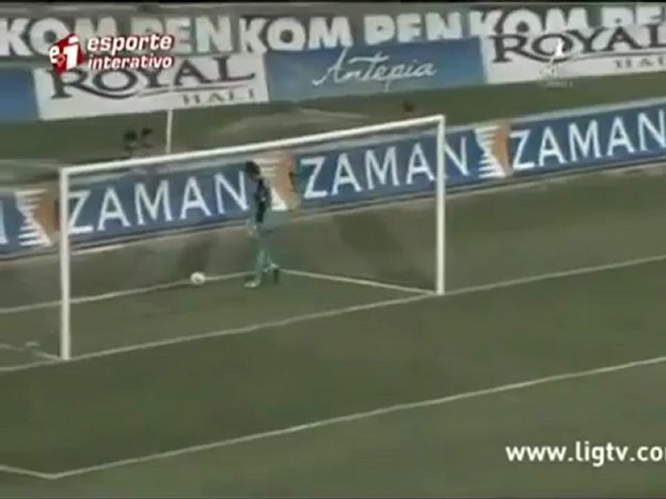 Il marque un but incroyable contre son camp de 50 mètres