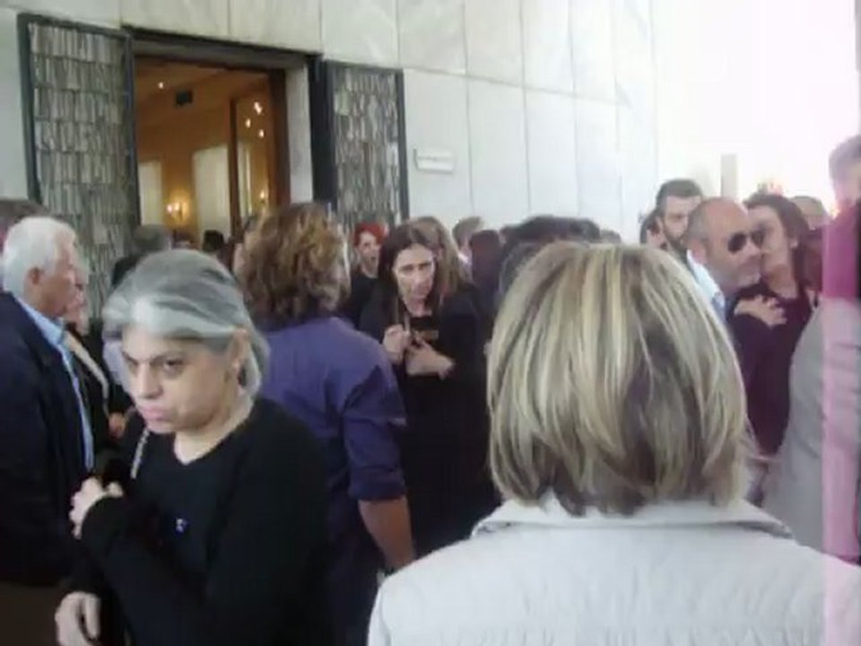 Αποχώρηση οικογένειας Μητροπάνου από το νεκροταφείο 1