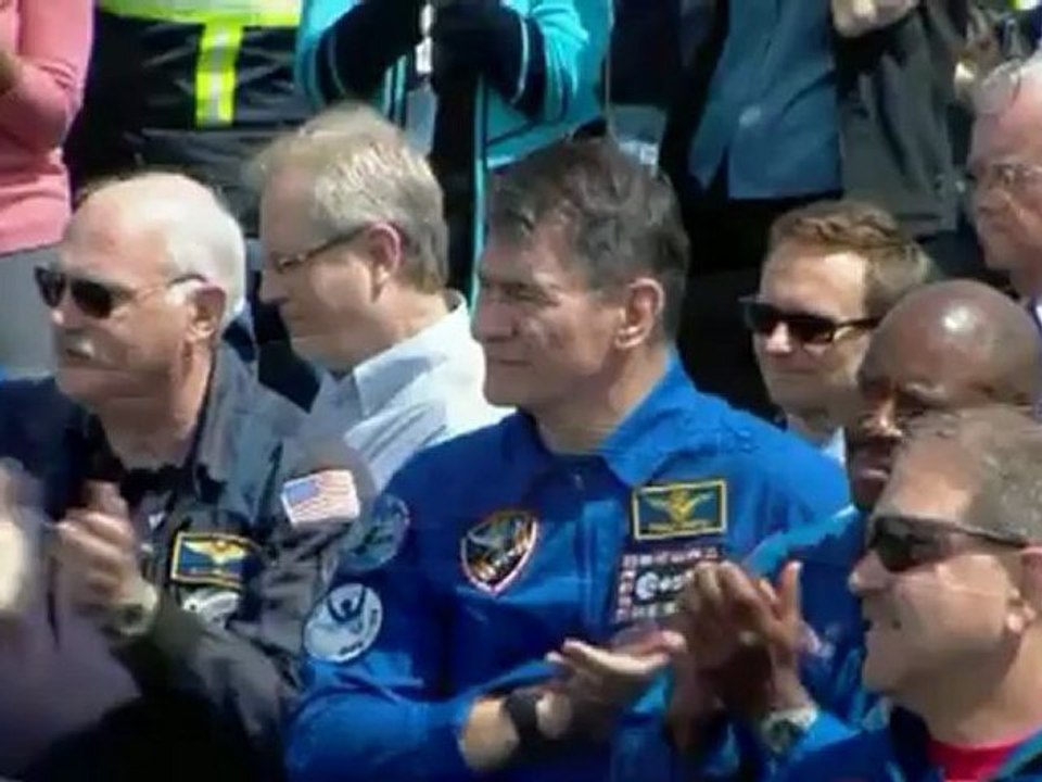 Shuttle Discovery rolls to its new residence.