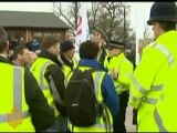 Britons protest hiring of foreign workers - 24 Feb 09