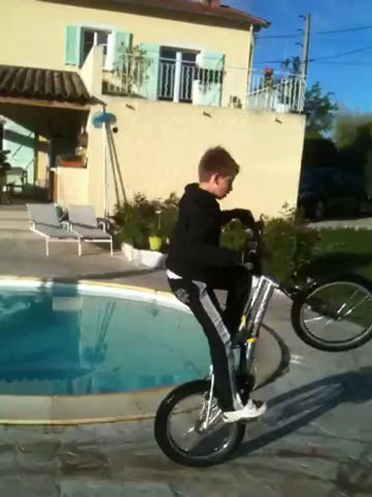 benj et jojo font du velo