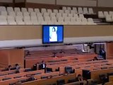 Thaïlande : Femme nue sur un écran durant un discours