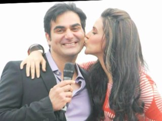 Hot Neha Dhupia Kissed Arbaaz Khan In Public- Bollywood Hot