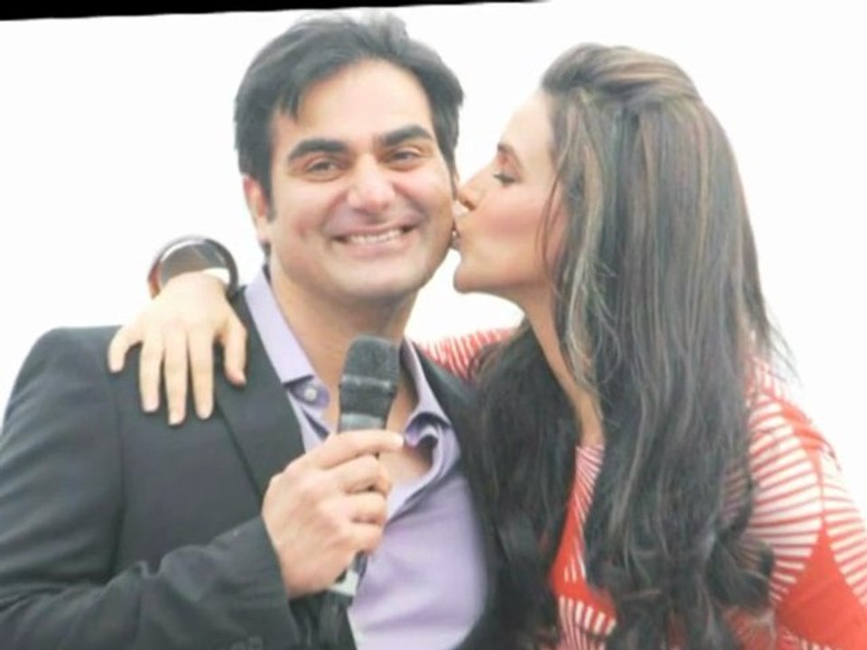 Hot Neha Dhupia Kissed Arbaaz Khan In Public- Bollywood Hot