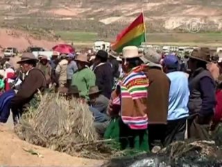 В Боливии тысячи авто в ловушке из-за протеста