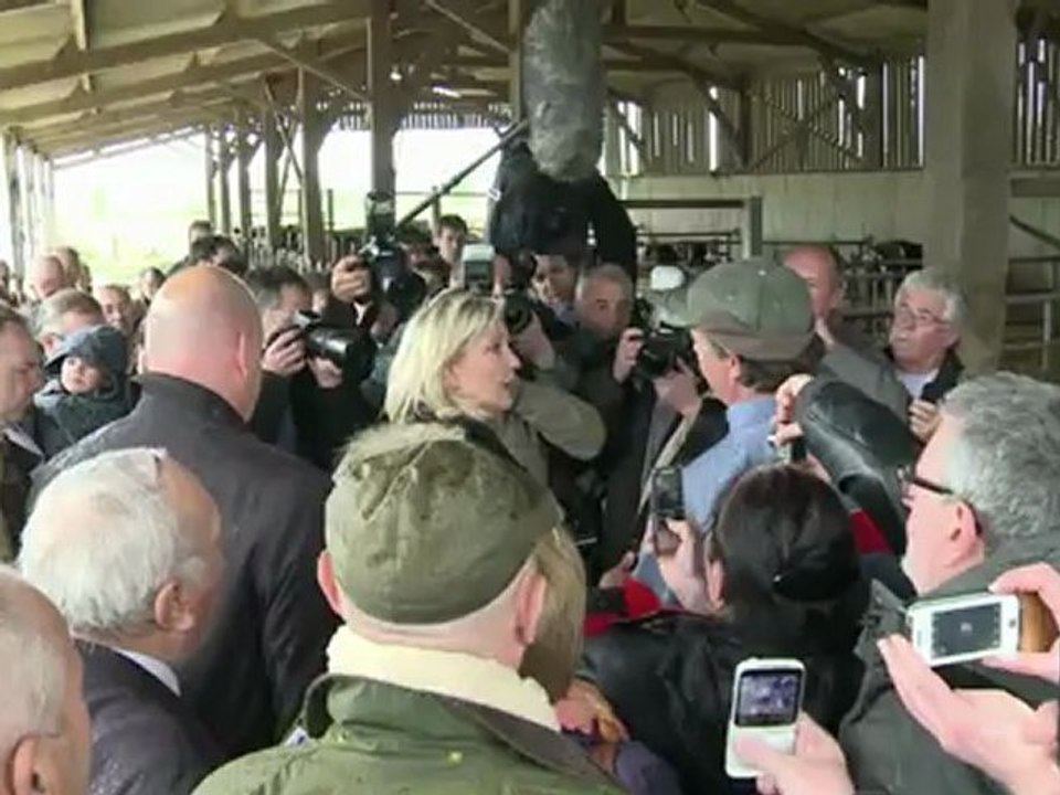 Marine Le Pen en visite dans une ferme bio en Bretagne