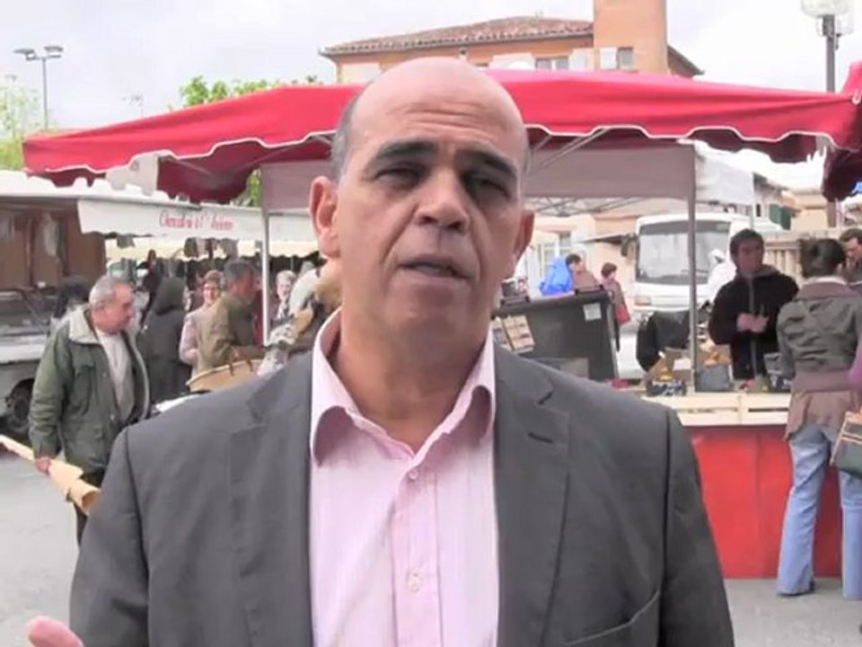 Kader Arif appelle à voter pour François Hollande au marché de Villefranche-de-Lauragais