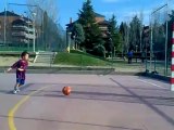 Mateo et David jouent au foot