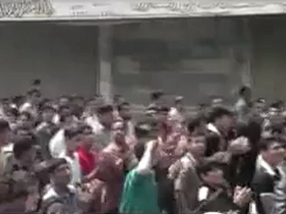 فري برس حماه المحتلة مظاهرة تتحدى الرصاص والحصار في قلعة المضيق في جمعة سننتصر ويهزم الأسد 20 4 2012 Hama