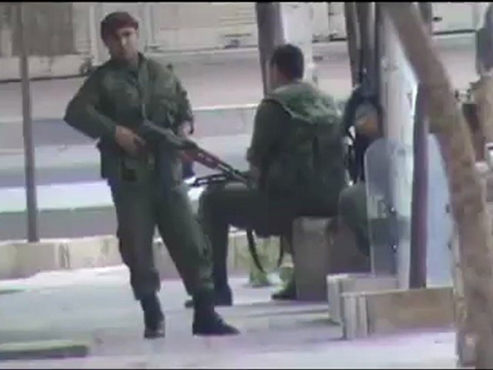 فري برس  حماة المحتلة الشبيحه على باب المساجد بسلاحهم لقمع المظ 20 4 2012 ج1 Hama