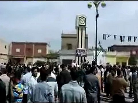 فري برس حمص الحولة هلع المتظاهرين بعد القصف بجانب الساحة 20 4 2012 Homs