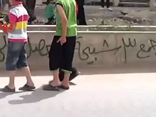 فري برس ريف دمشق دوما  فريق رجال البخ يضعون لمساتهم على جدران المدينة رائع  20 4 2012 Damascus
