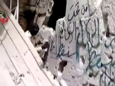 فري برس ريف دمشق دوما الرجل البخاخ يمر على المناطق المنكوبة ويضع بصمته فيها 20 4 2012 Damascus