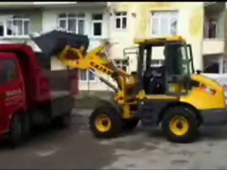 BOBCAT DEĞİL Belden Kırma 4x4 Lastikli Yükleyici