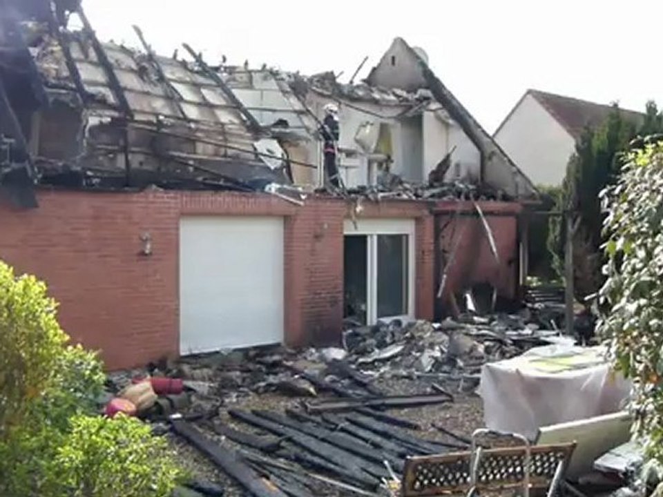 UN PAVILLON BRULE A MERU