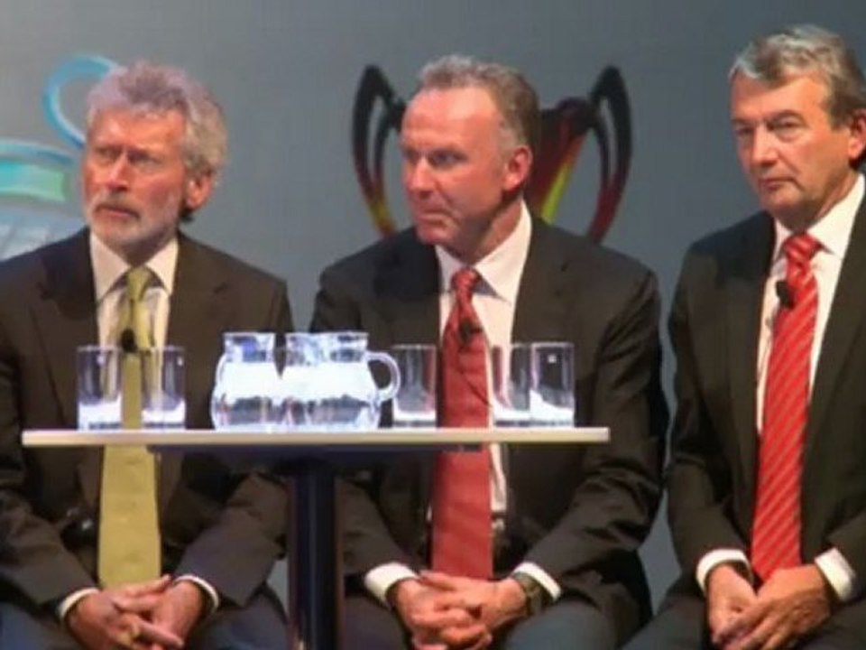 Platini bringt Champions-League-Pokal nach München