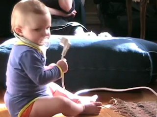 054_Lilja joue assise