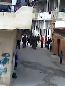 فري برس حماه المحتلة مدينة السلمية الأمن والشبيحة يقتحمون البيوت 20 4 2012 ج2 Hama
