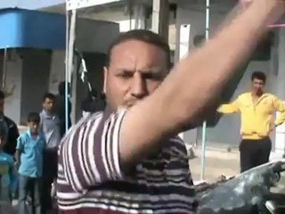 فري برس حماه المحتلة دهس سيارة بالدبابة في قلعة المضيق20 4 2012 Hama