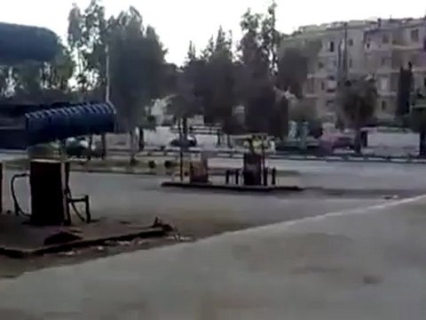 فري برس حماة المحتلة طريق حلب الدبابات تقتحم الحي 20 4 2012 Hama