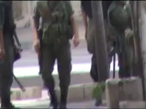 فري برس حماة المحتلة الشبيحه على باب المساجد بسلاحهم لقمع المظ20 4 2012 ج2 Hama