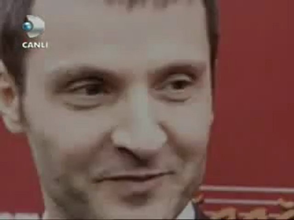 SİNAN ÖZEN AYAKLI GAZETE ÖDÜL GECESİNDEYDİ