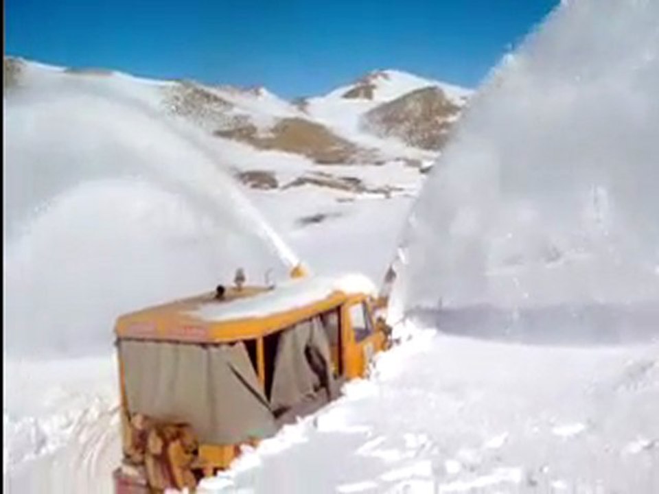 Déneigement au Col du Zad Hjirte: