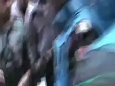 فري برس حمص الخالدية كتائب بشار تطلق النار على لجنة المراقبين الدوليين و المدنيين والجيش الحر يحميهم يهرب المراقبين من المنازل 21 4 2012 Homs