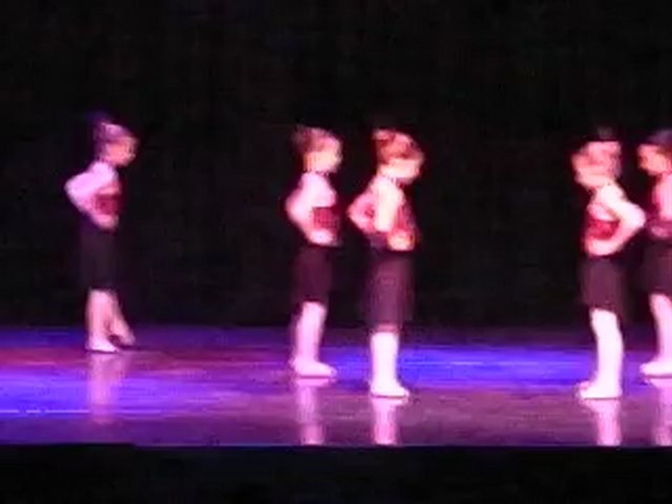 BLANCHE danse avec son école "Le grand blond avec une .....