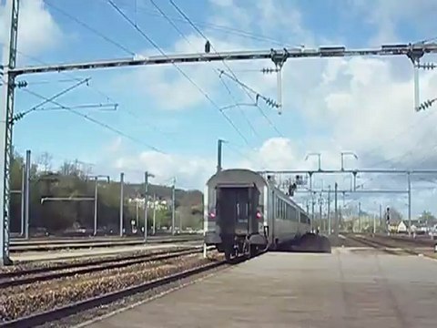 Départ de la BB15051 sur le 3377 à destination de Trouville Deauville à Évreux Normandie
