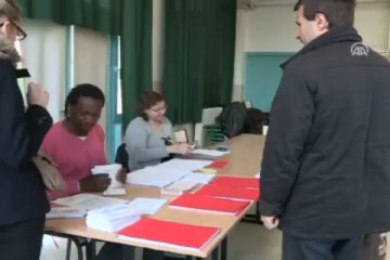 Fransızlar sandık başına gitti