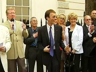 Bee Gee Robin Gibb wakes up from coma