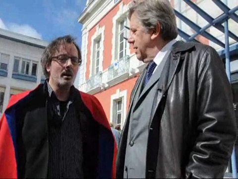 Présidentielle 2012 : Super rebelle (Christophe Alévêque) a voté à Montceau-les-Mines (Saône-et-Loire)