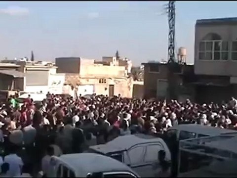 فري برس حلب عندان دعاء المشيعين قبل تشييع الشهداء21 4 2012 Aleppo